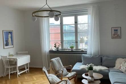 Möblerad etta vid Botulfstorg i sommar