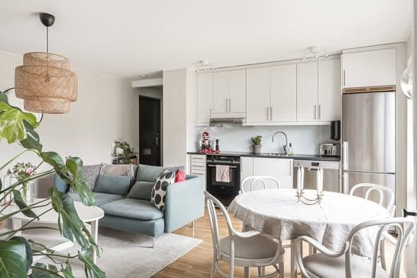 Ljus 2:a med balkong nära universitetet